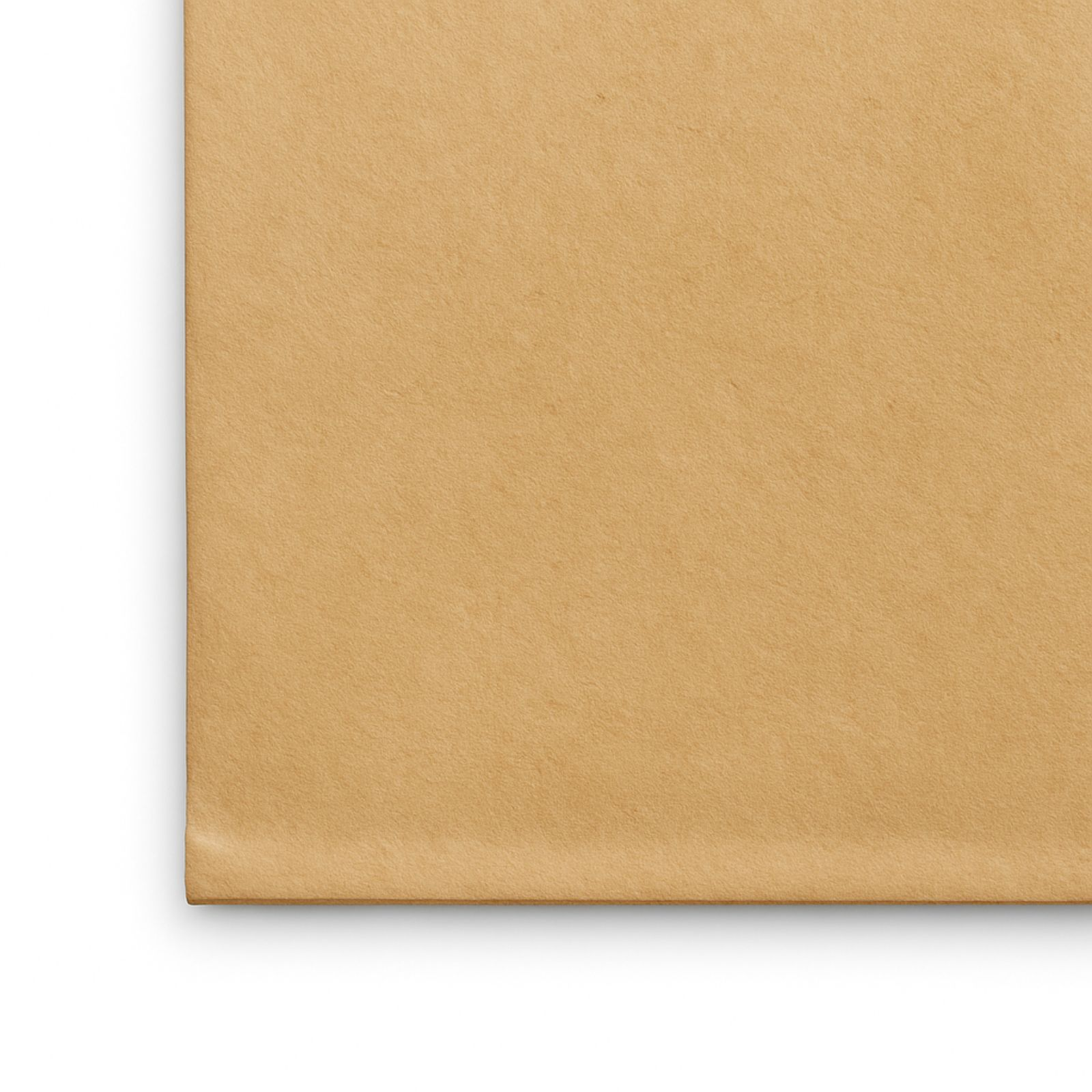 Eine Nahaufnahme von glattem, braunem Recyclingpapier vor weißem Hintergrund mit Schatten.