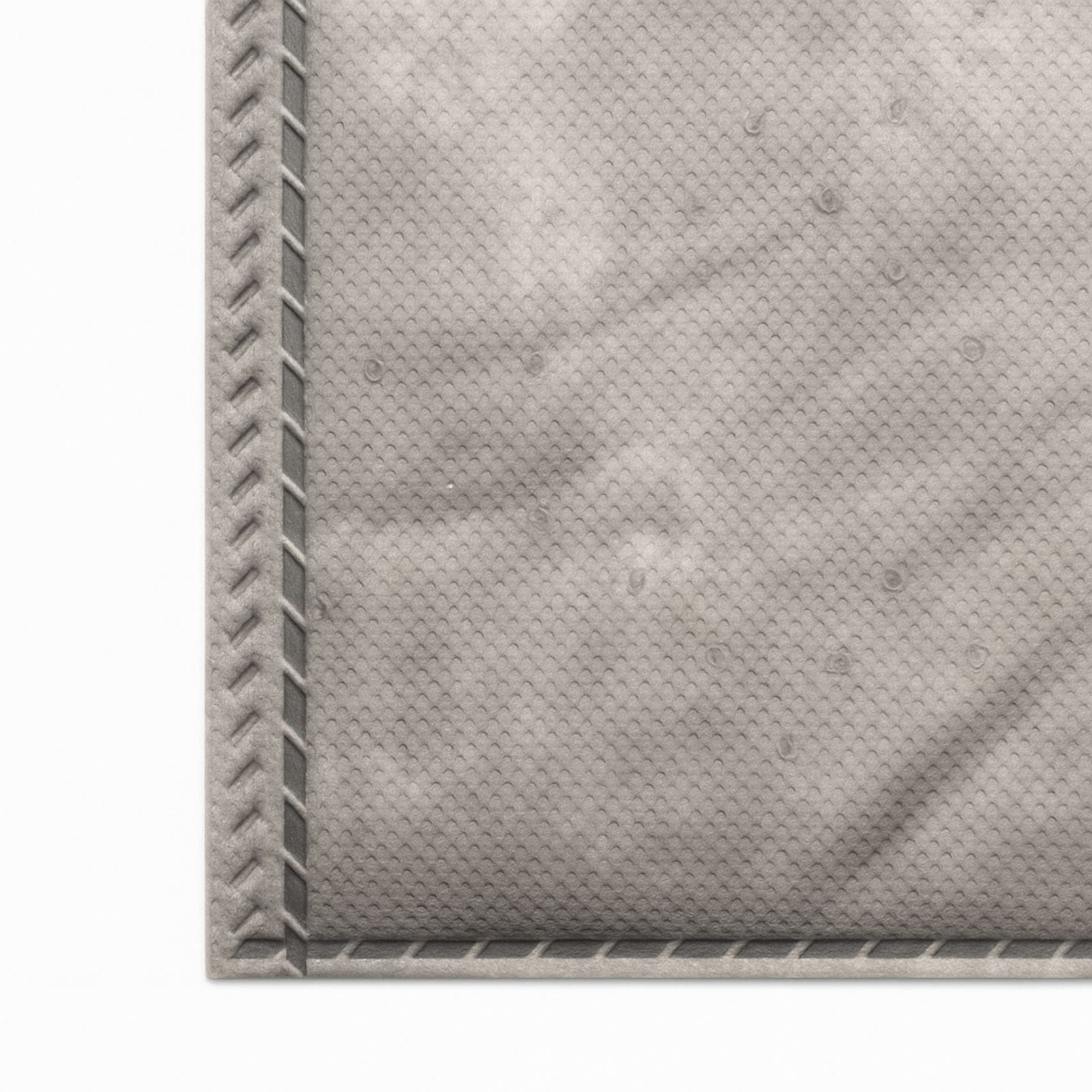 Graue strukturierte Matte mit diagonaler Bordüre an zwei Rändern.
