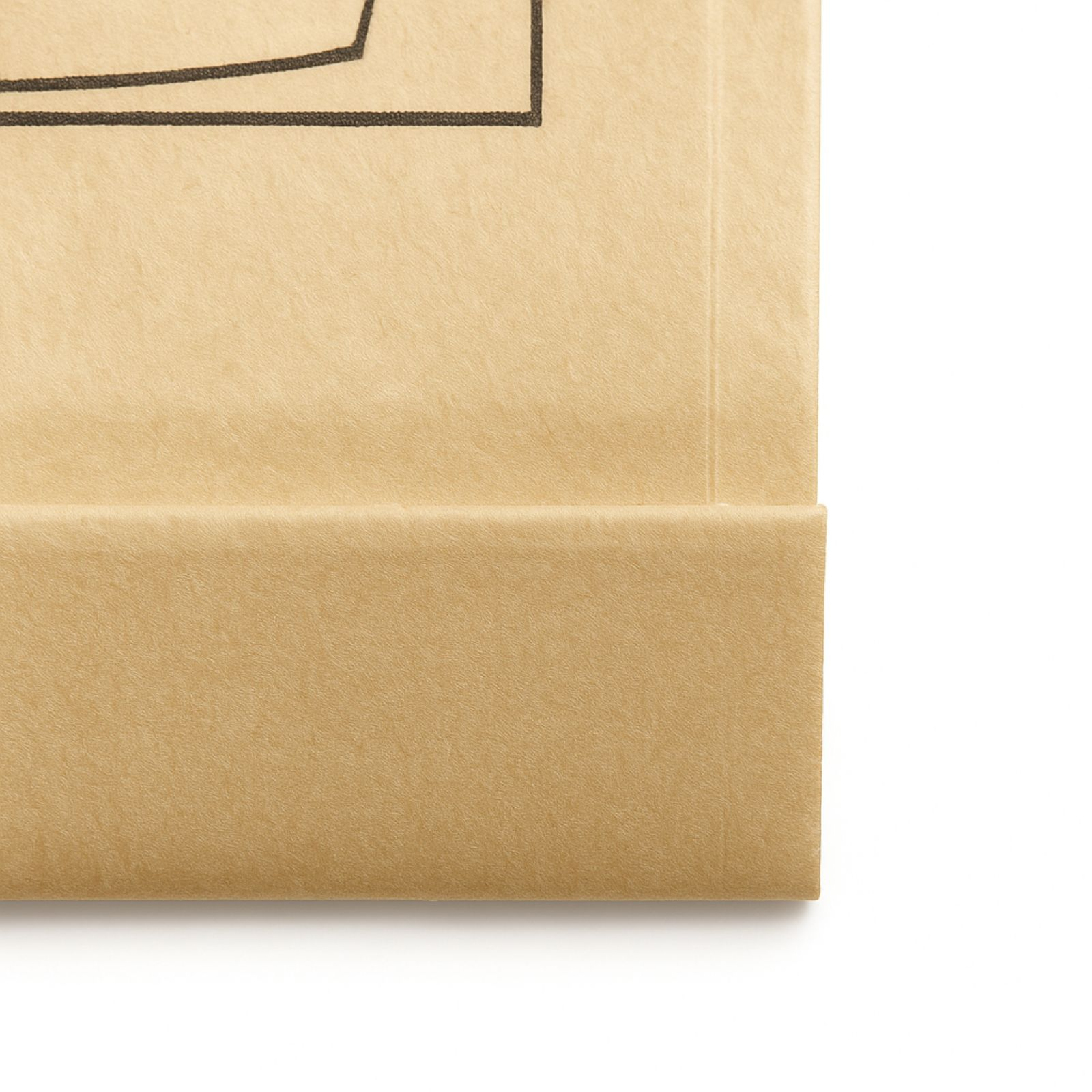 Nahaufnahme einer braunen Papiertüte mit einer schwarzen Umrandung oben.