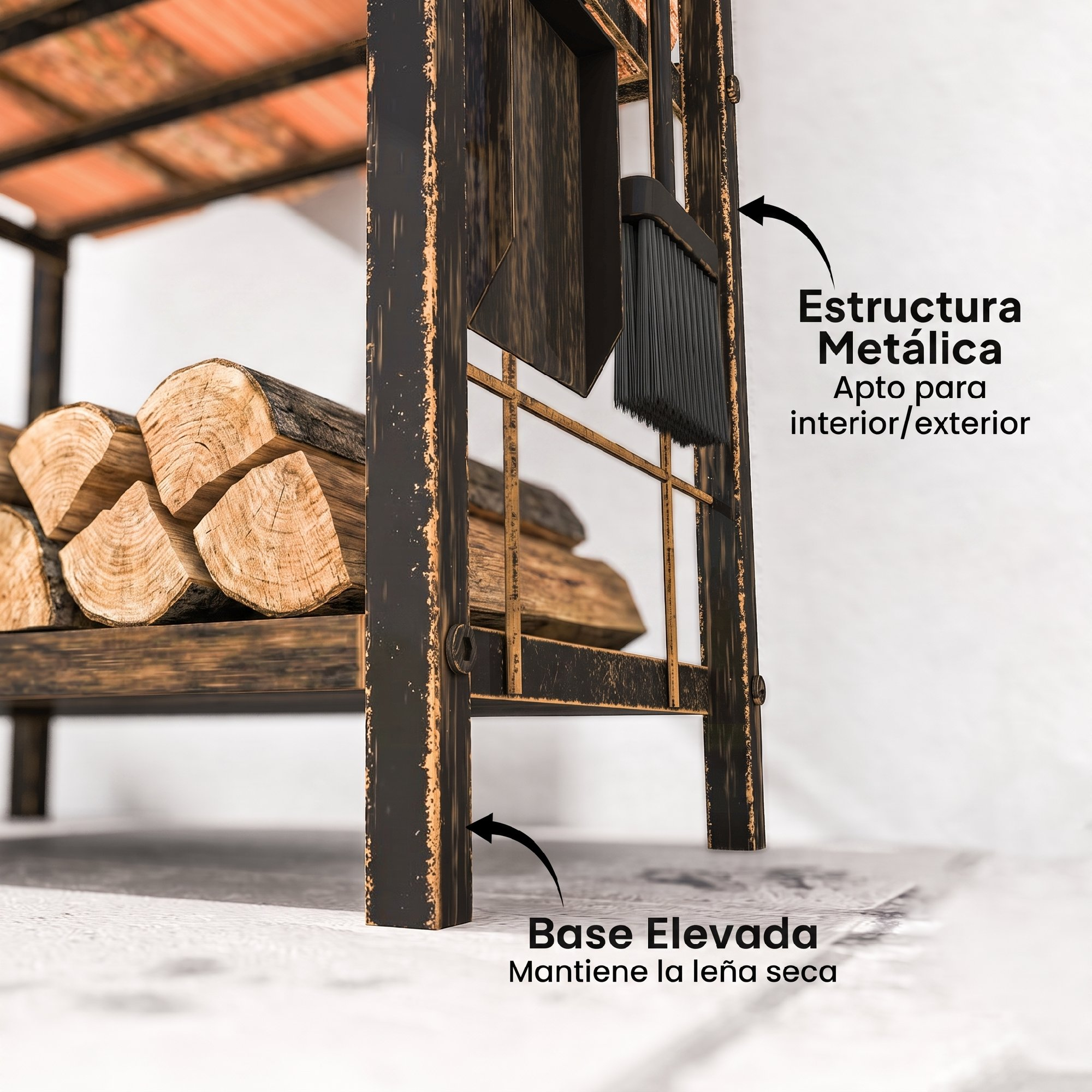 Un leñero de metal negro con troncos, pala y cepillo, destacando su estructura metálica y base elevada.
