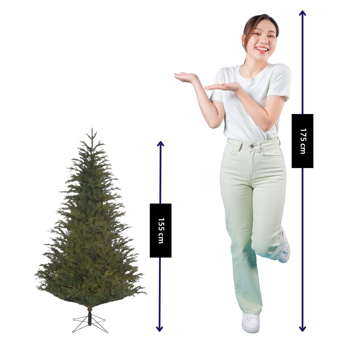 Een vrouw wijst naar een kunstkerstboom van 155 cm naast haar op een witte achtergrond.