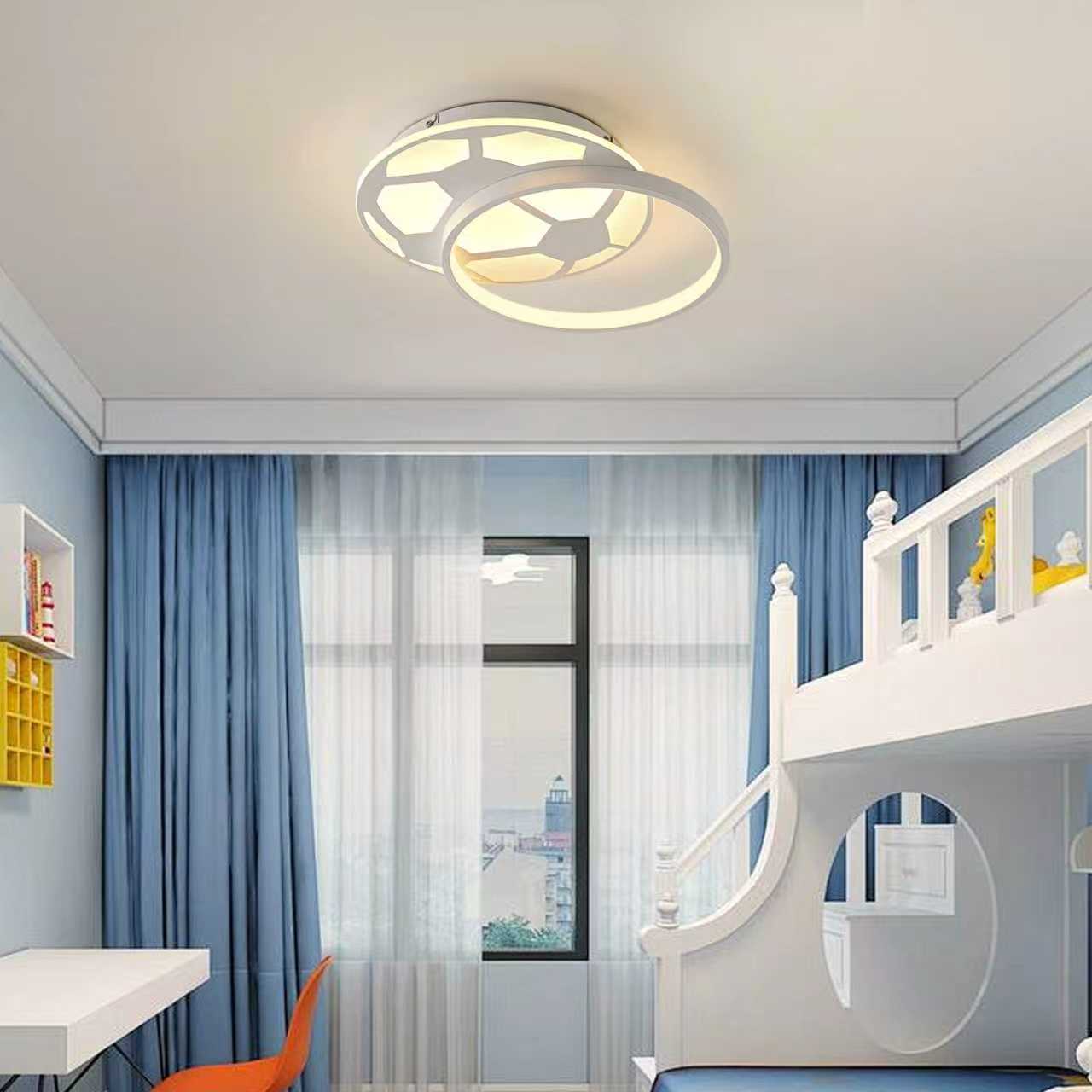 Moderne runde LED-Deckenleuchte in einem Kinderzimmer mit blauen Vorhängen und weißem Etagenbett.