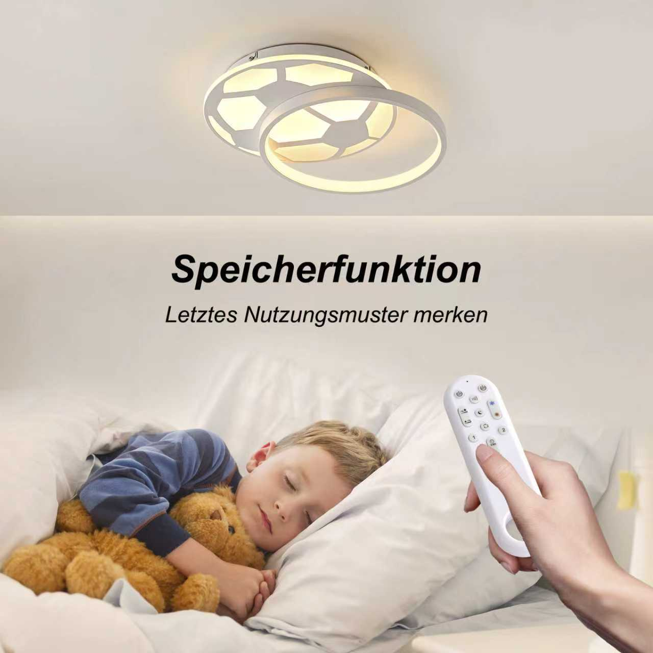 Ein Kind schläft mit einem Teddybär im Bett, während eine Hand eine Fernbedienung hält; an der Decke leuchtet eine Lampe.