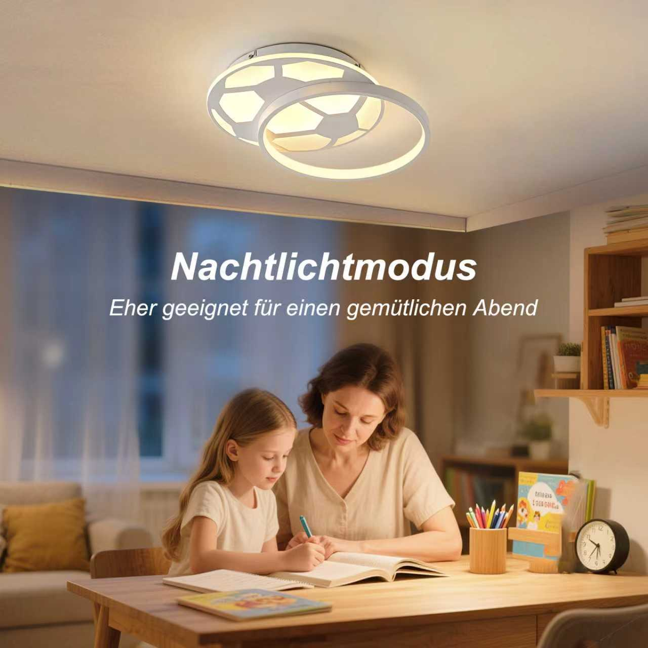 Eine Frau und ein Mädchen lernen an einem Holztisch in einem warm beleuchteten Zimmer mit fußballförmiger Deckenlampe.