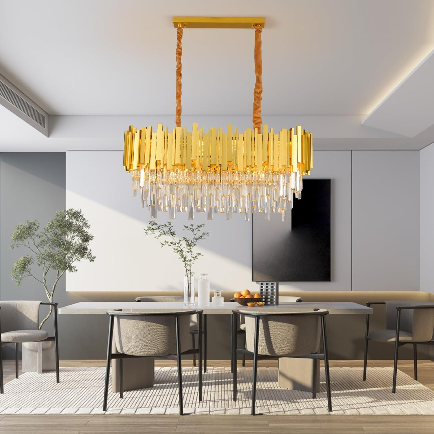 Moderne goldene Kronleuchter hängen über einem eleganten Esstisch in einem minimalistischen Raum.
