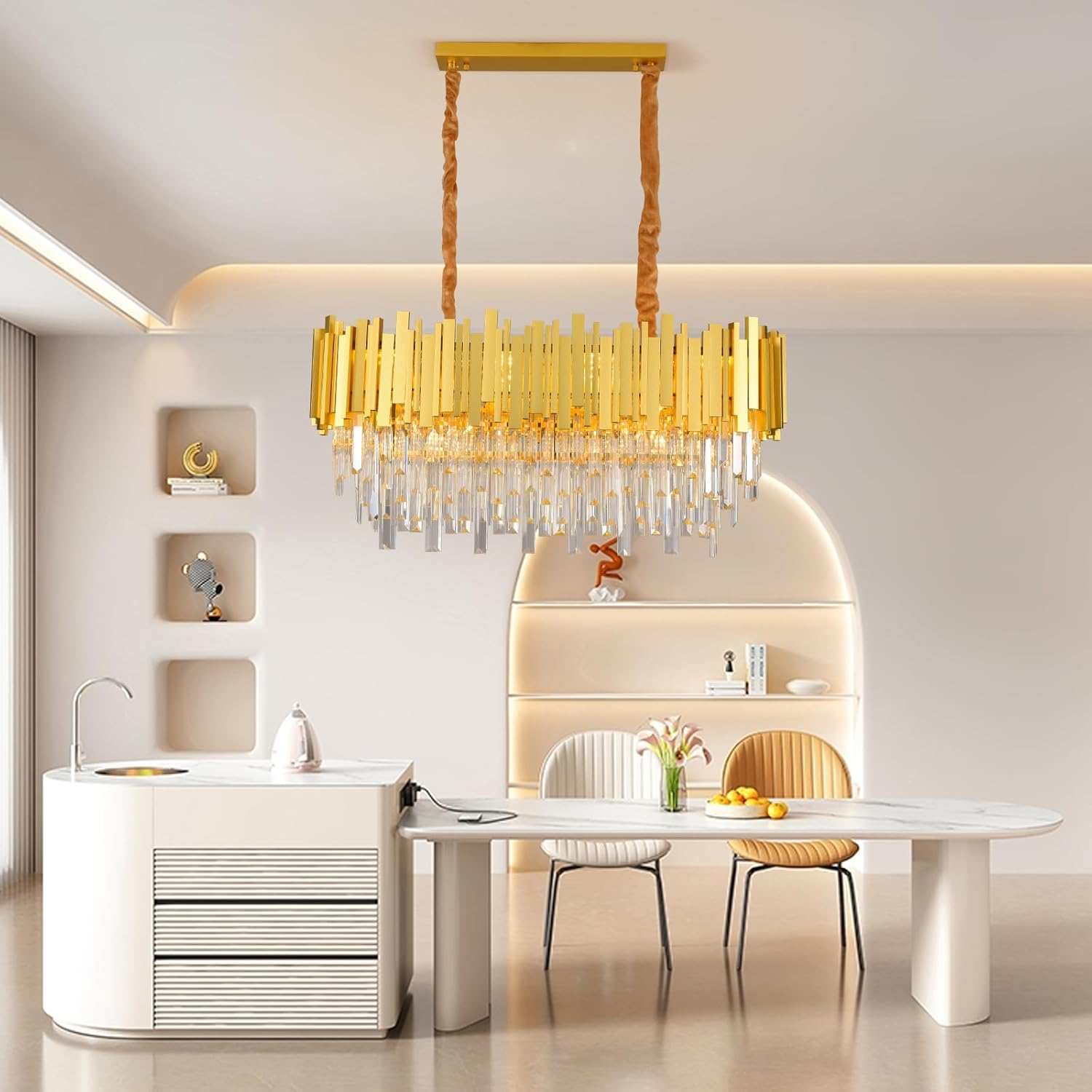 Moderne Küche mit weißer Insel, Esstisch, Stühlen und einem großen goldenen Kronleuchter an der Decke.