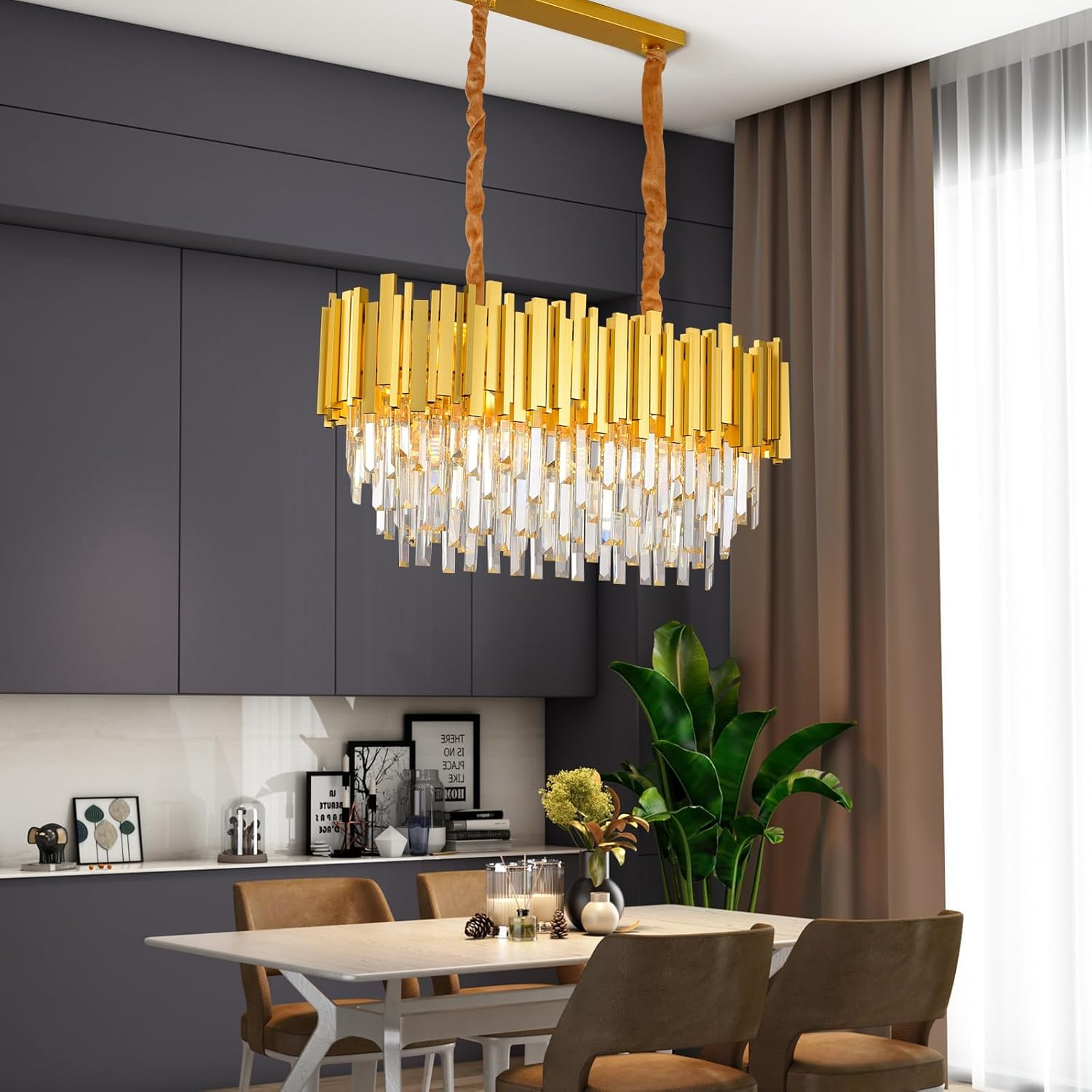 Moderne goldene Kristallkronleuchter hängt über einem Esstisch mit braunen Stühlen in einem eleganten Esszimmer.