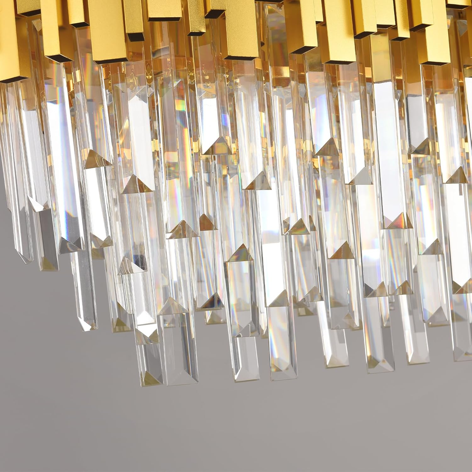 Ein luxuriöser moderner Kronleuchter mit goldfarbenem Metallrand und hängenden, klaren Prismenkristallen.