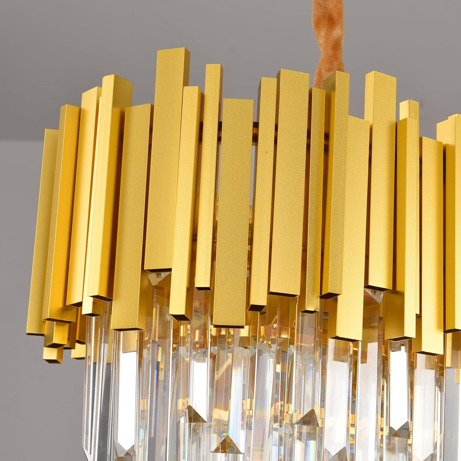Moderne Deckenleuchte mit vertikalen goldenen Metallstäben und hängenden Kristallprismen.