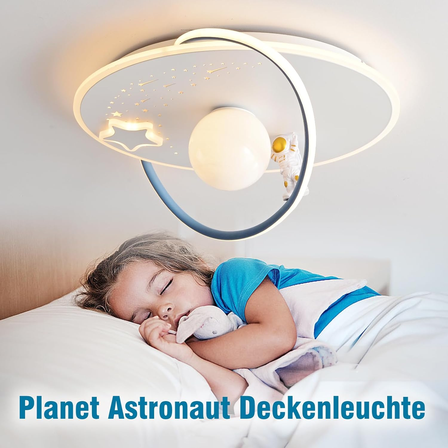 Ein Kind schläft friedlich in einem Bett unter einer Deckenleuchte in Planetenform mit Astronaut und Sternen.