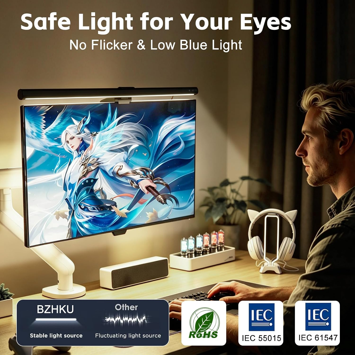 Ein Mann sitzt an einem Schreibtisch vor einem Monitor mit einer Bildschirmlampe.