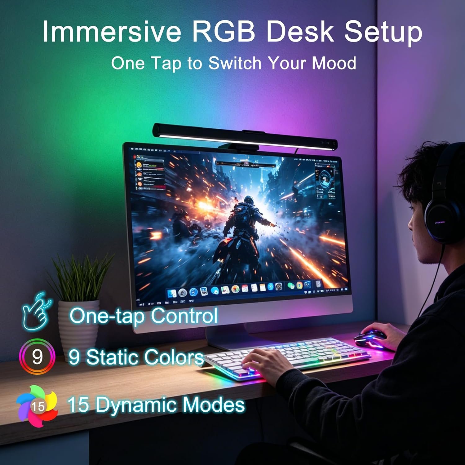 Gamer an einem RGB Schreibtisch mit Monitor, Lampe, Tastatur und Maus vor einer bunten Wand.
