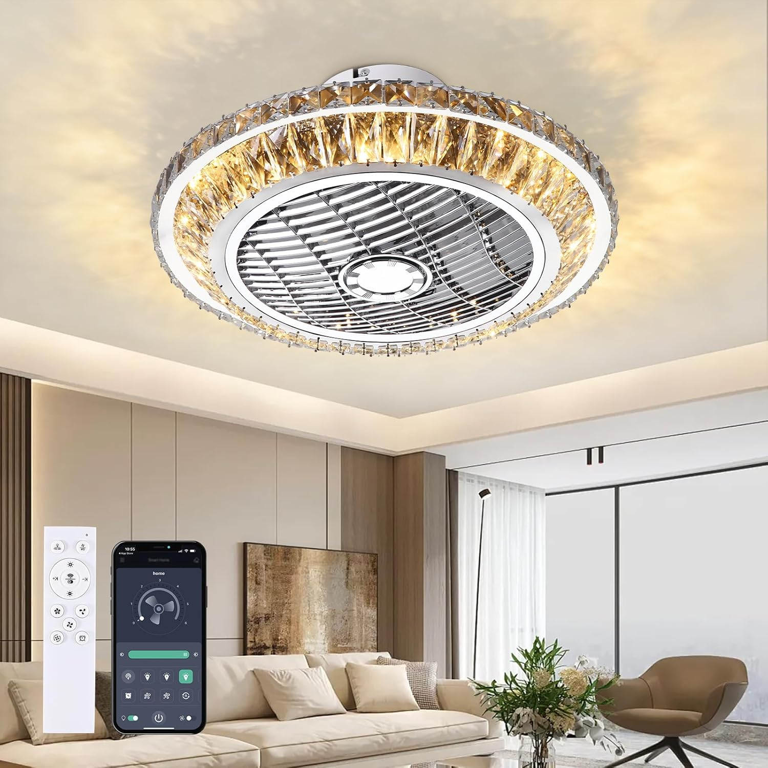 Moderne Deckenventilatorlampe mit Kristallen, Fernbedienung und Smartphone-App in einem hellen Wohnzimmer.