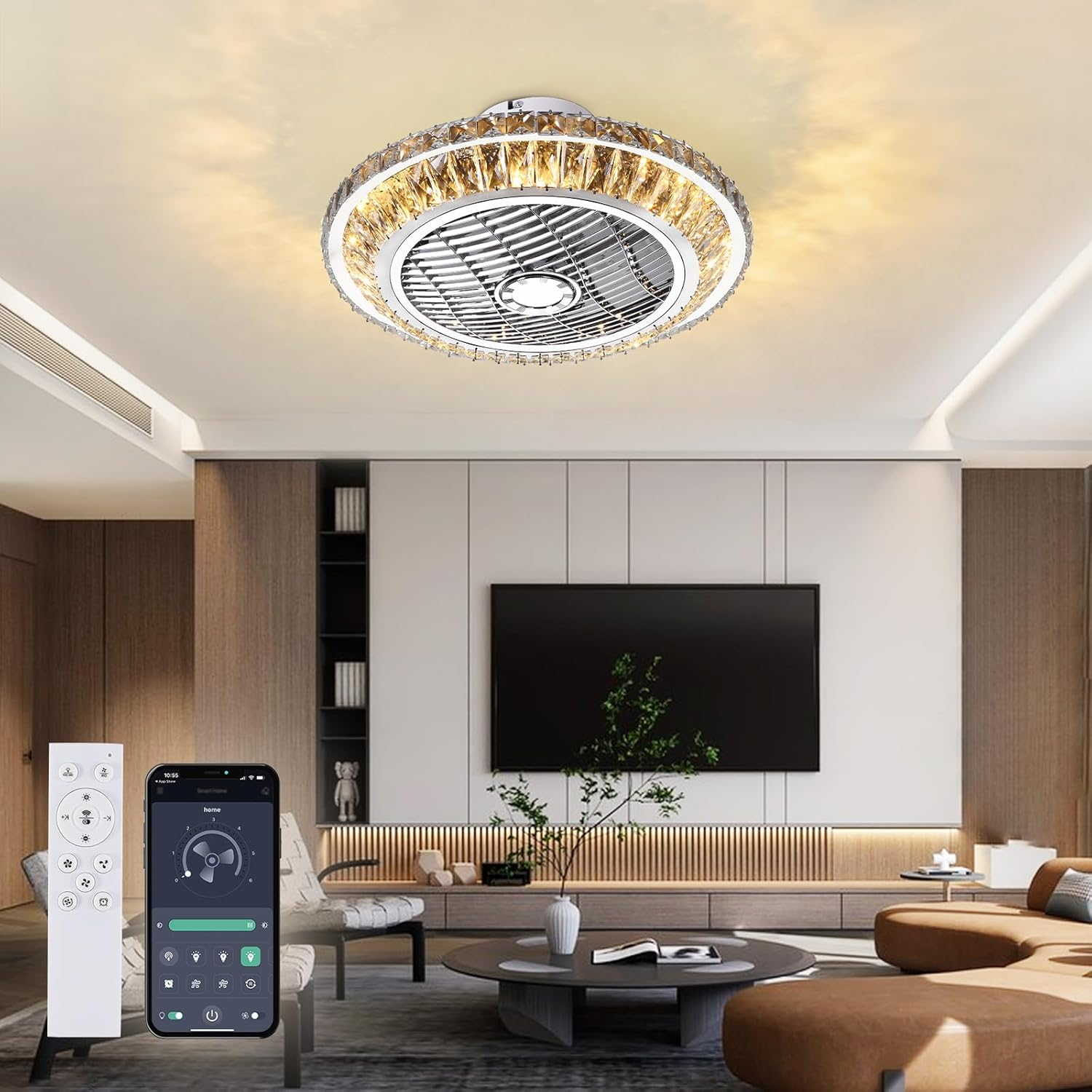 Ein moderner Deckenventilator mit Kristallbesatz ist in einem Wohnzimmer montiert, begleitet von Fernbedienung und App.