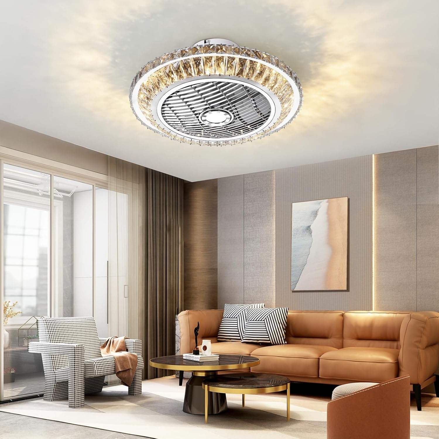 Moderne Deckenventilatorlampe mit Kristallrand in einem eleganten, hellen Wohnzimmer mit braunem Sofa.