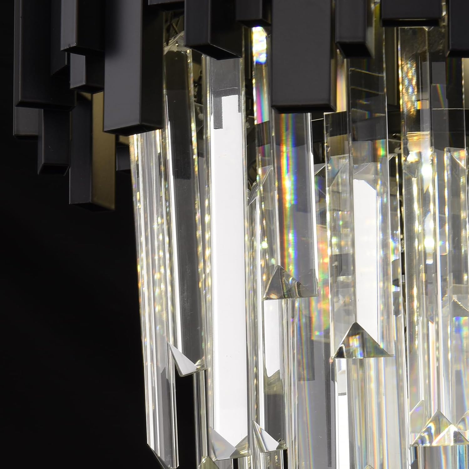 Moderne schwarze Pendelleuchte mit hängenden, kristallklaren Glasprismen und Lichtreflexen.