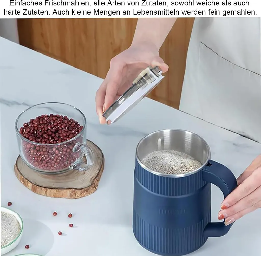 Eine Person öffnet einen blauen elektrischen Mörser auf einem Küchentisch neben roten Bohnen.