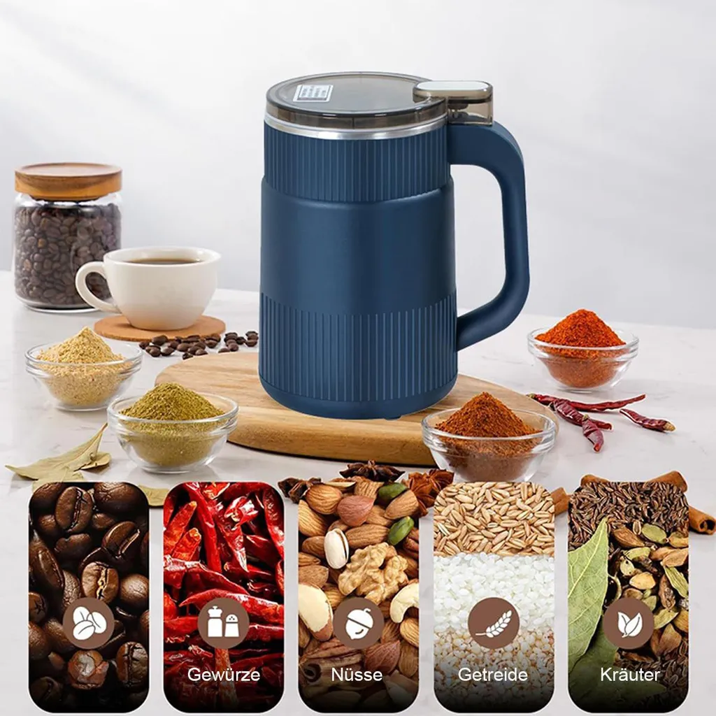 Ein blauer Mixer steht auf einem Tisch, umgeben von Schüsseln mit Kaffeebohnen, Gewürzen, Nüssen und Kräutern.