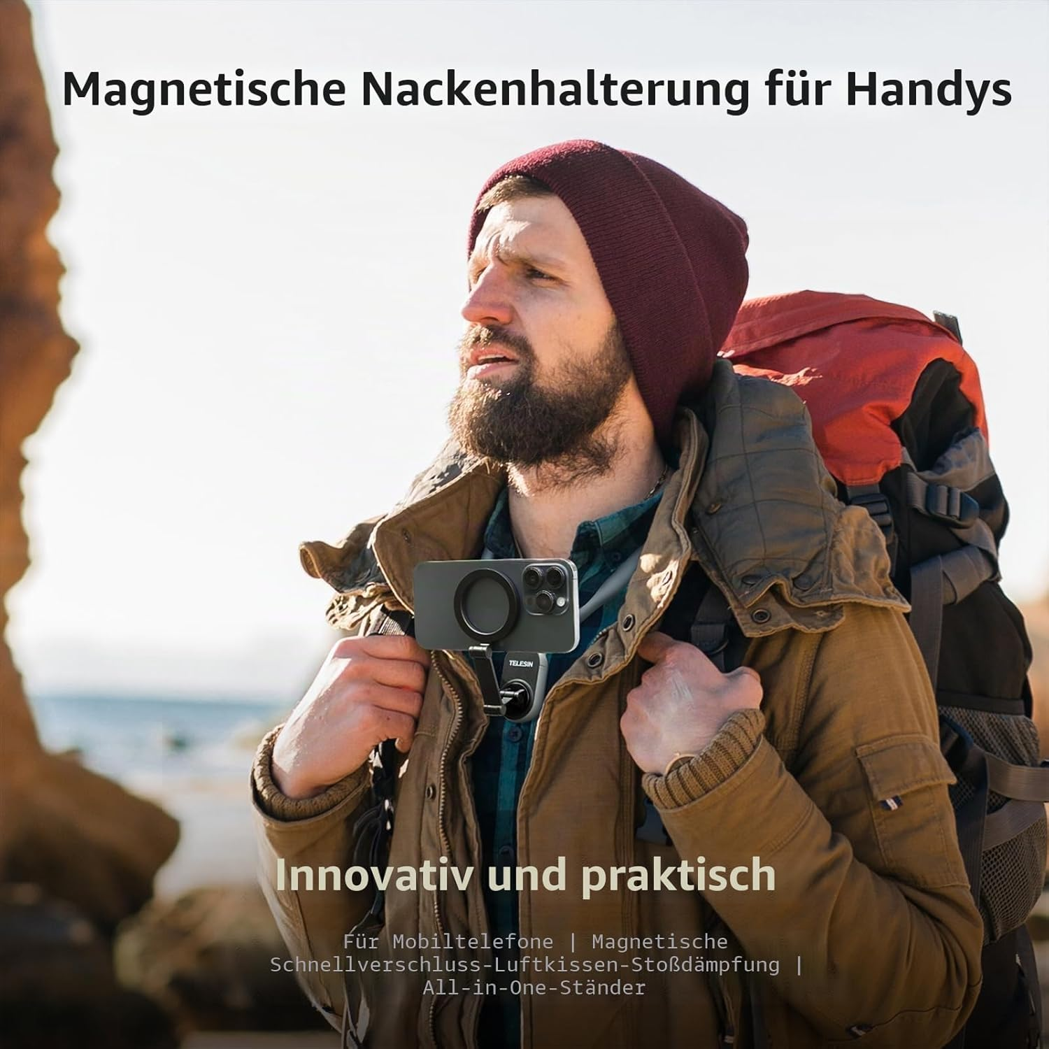 Ein Wanderer mit roter Mütze und Rucksack trägt eine magnetische Handyhalterung um den Hals vor einer Bergkulisse.