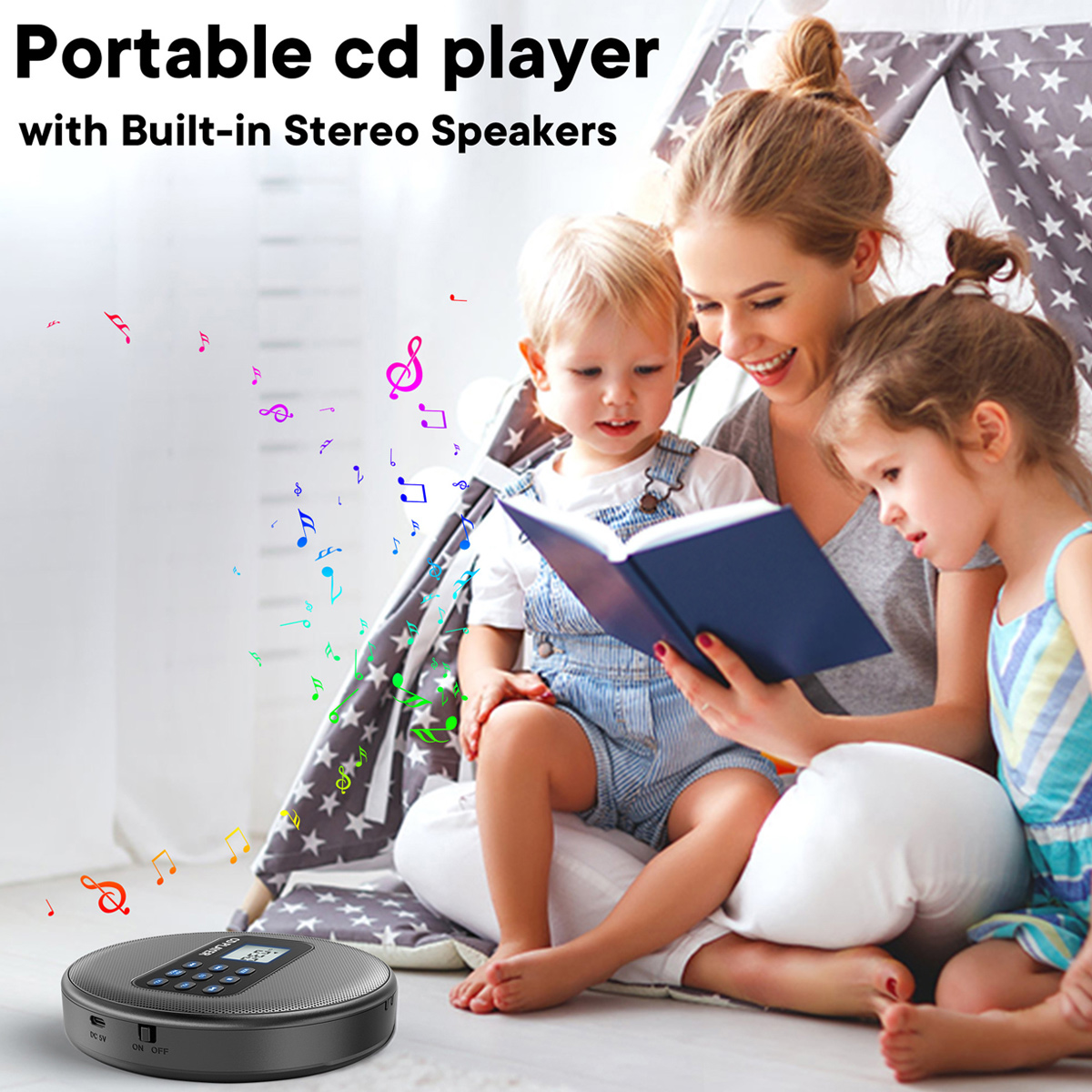 Eine Frau liest Kindern ein Buch vor, im Vordergrund steht ein schwarzer CD-Player mit Notengrafiken.