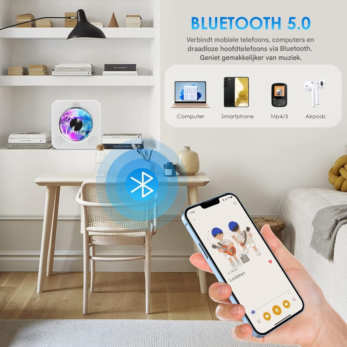 Hand hält Smartphone mit Musik-App, im Hintergrund weißer CD-Player, Schreibtisch und Bücherregal.