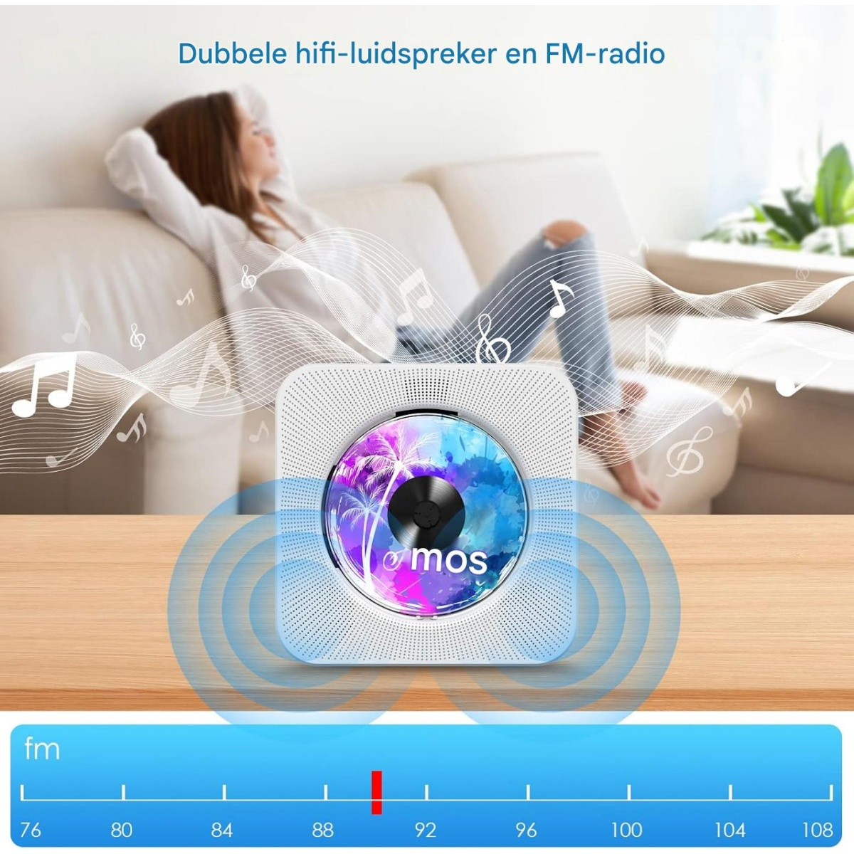 Ein weißer CD-Player mit blau-pinkem Design und FM-Radio steht auf einem Tisch vor einer Frau auf einem Sofa.