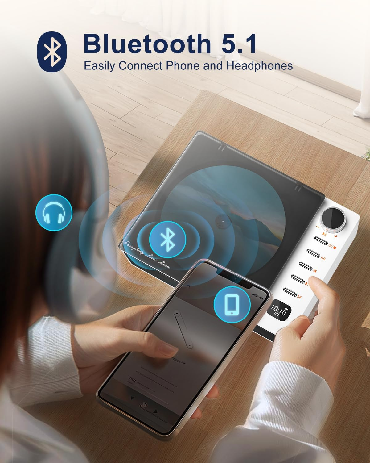 Eine Person mit Handy und Kopfhörern verbindet sich per Bluetooth mit einem CD-Player.