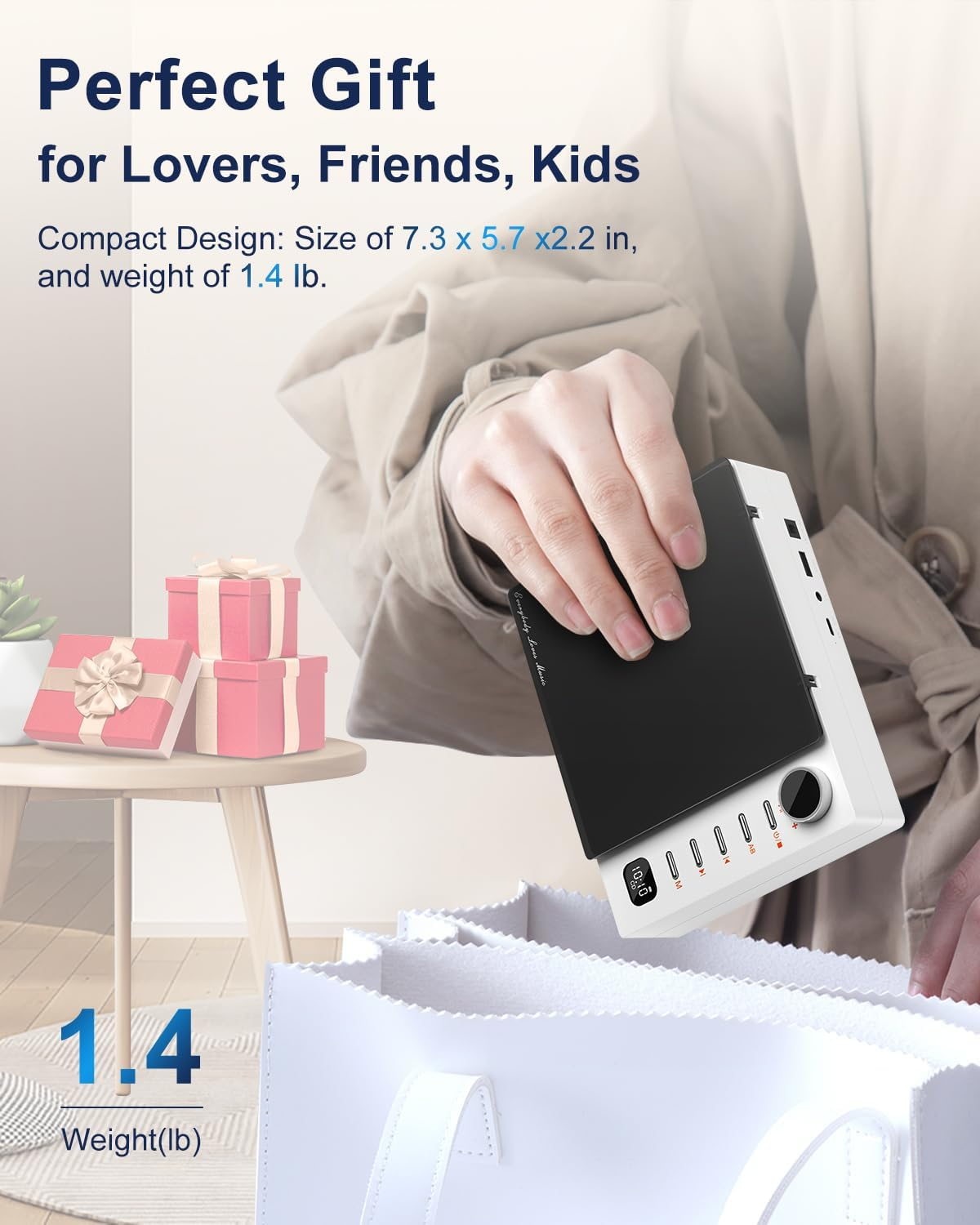 Eine Person legt ein kompaktes weiß-schwarzes Gadget in eine weiße Papiertüte, neben pinken Geschenken.