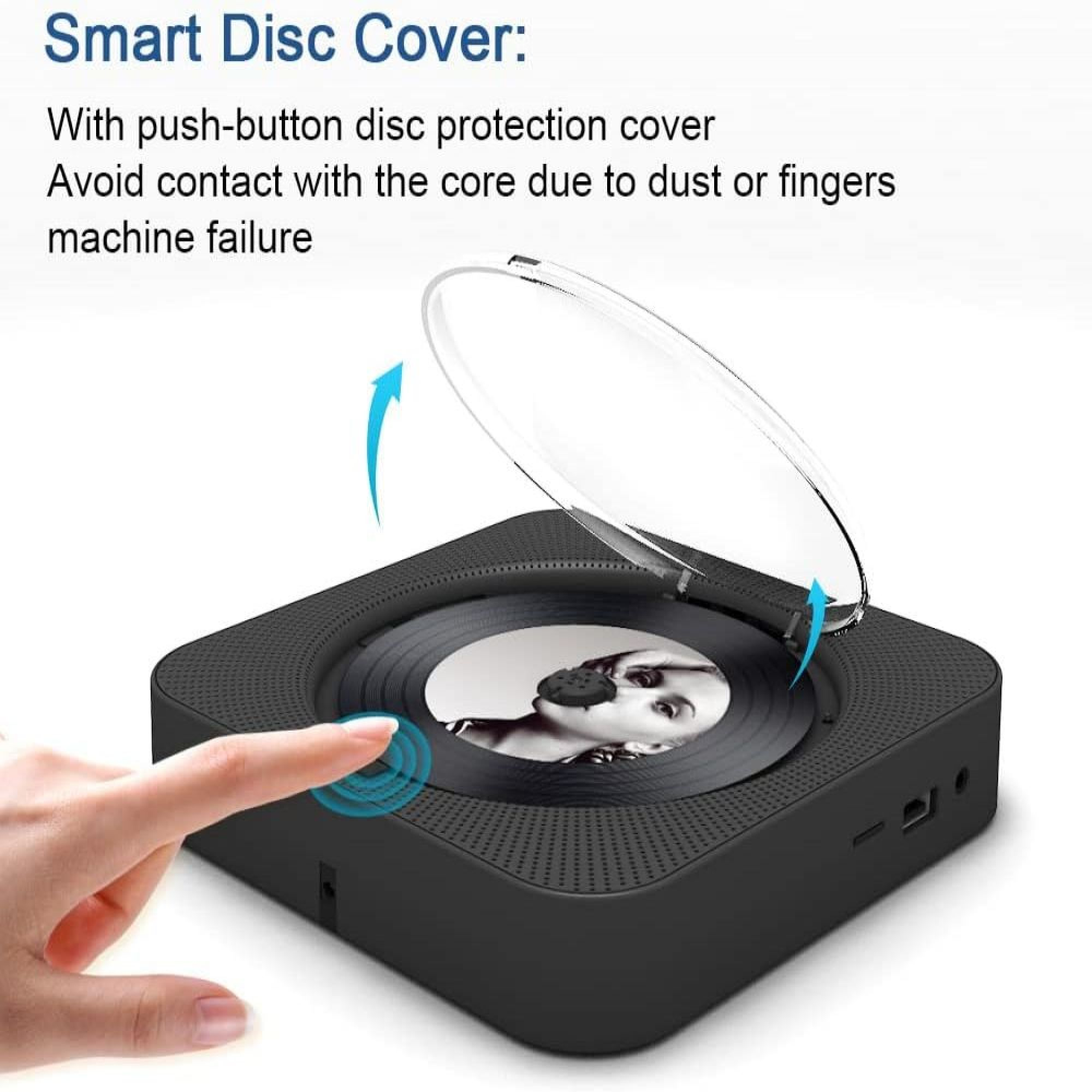 Ein Finger drückt den Knopf eines schwarzen CD-Players mit einer transparenten Schutzabdeckung.