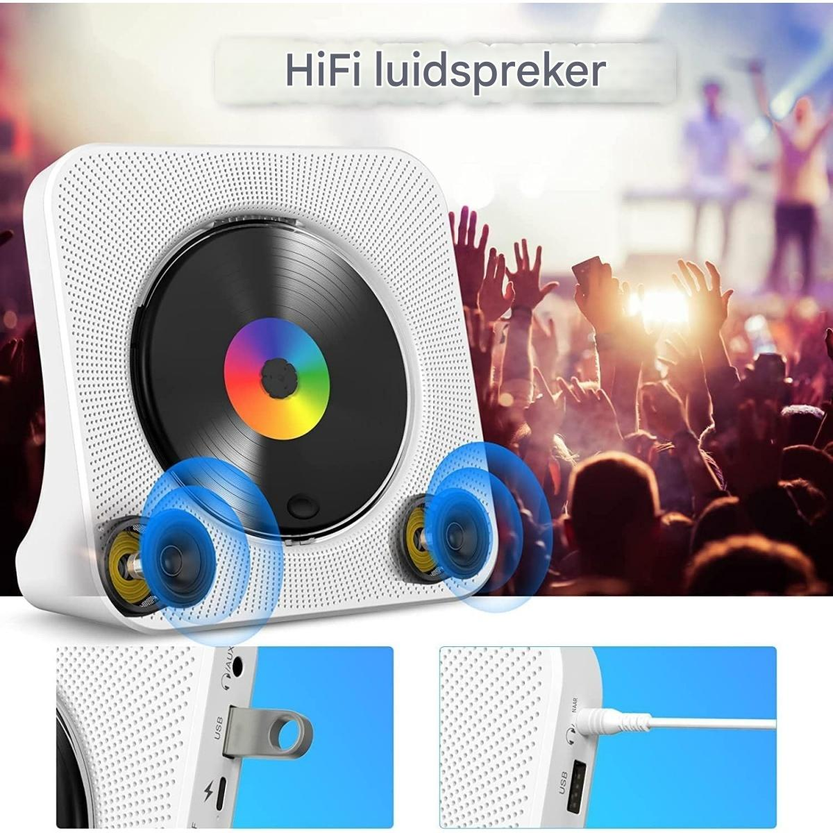Ein weißer HiFi-Lautsprecher mit CD-Player steht vor einem Konzertpublikum, mit USB-Anschluss-Details unten.
