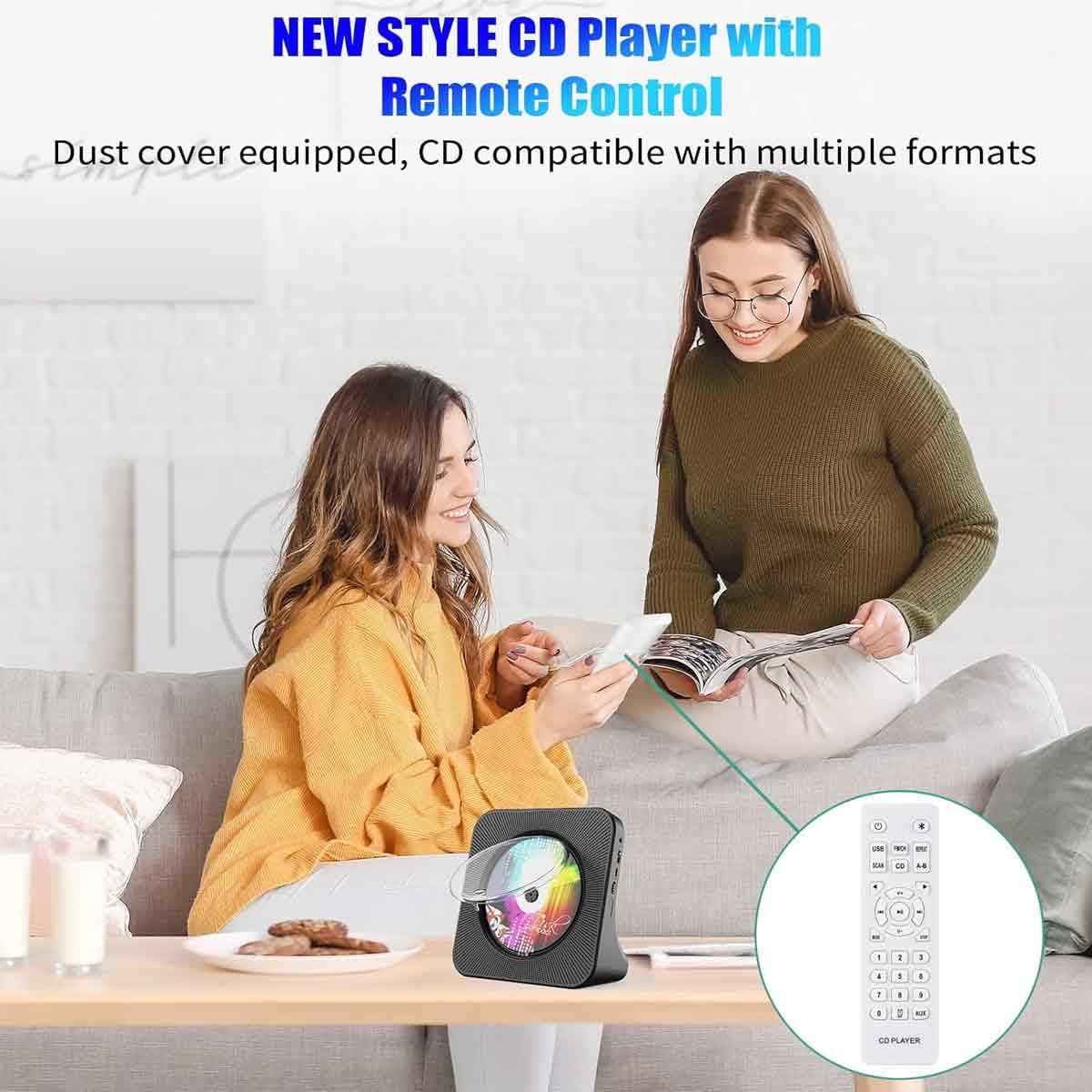 Zwei Frauen auf einem Sofa mit einem modernen CD-Player und Fernbedienung.