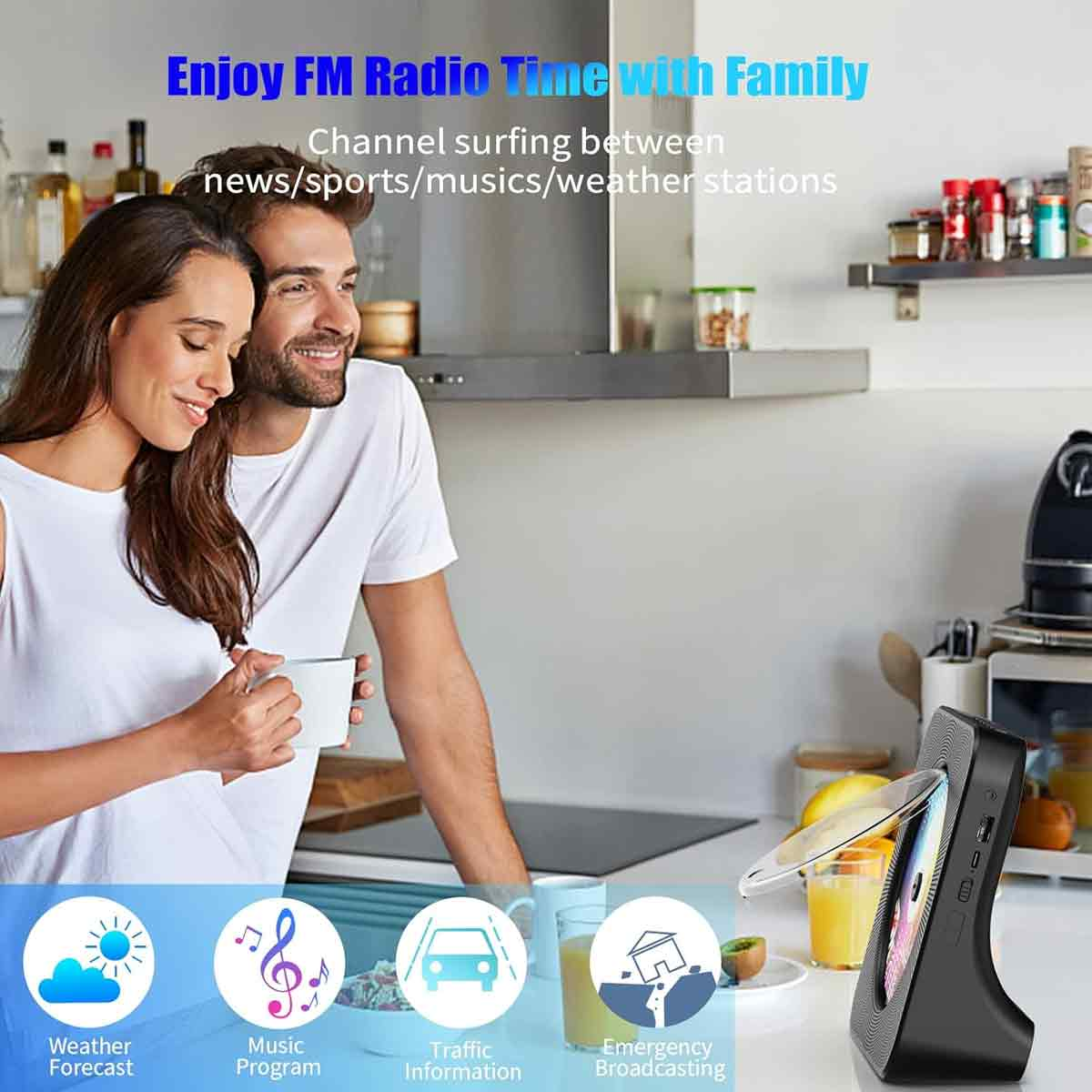 Paar in Küche blickt glücklich mit einem Radio auf der Theke.