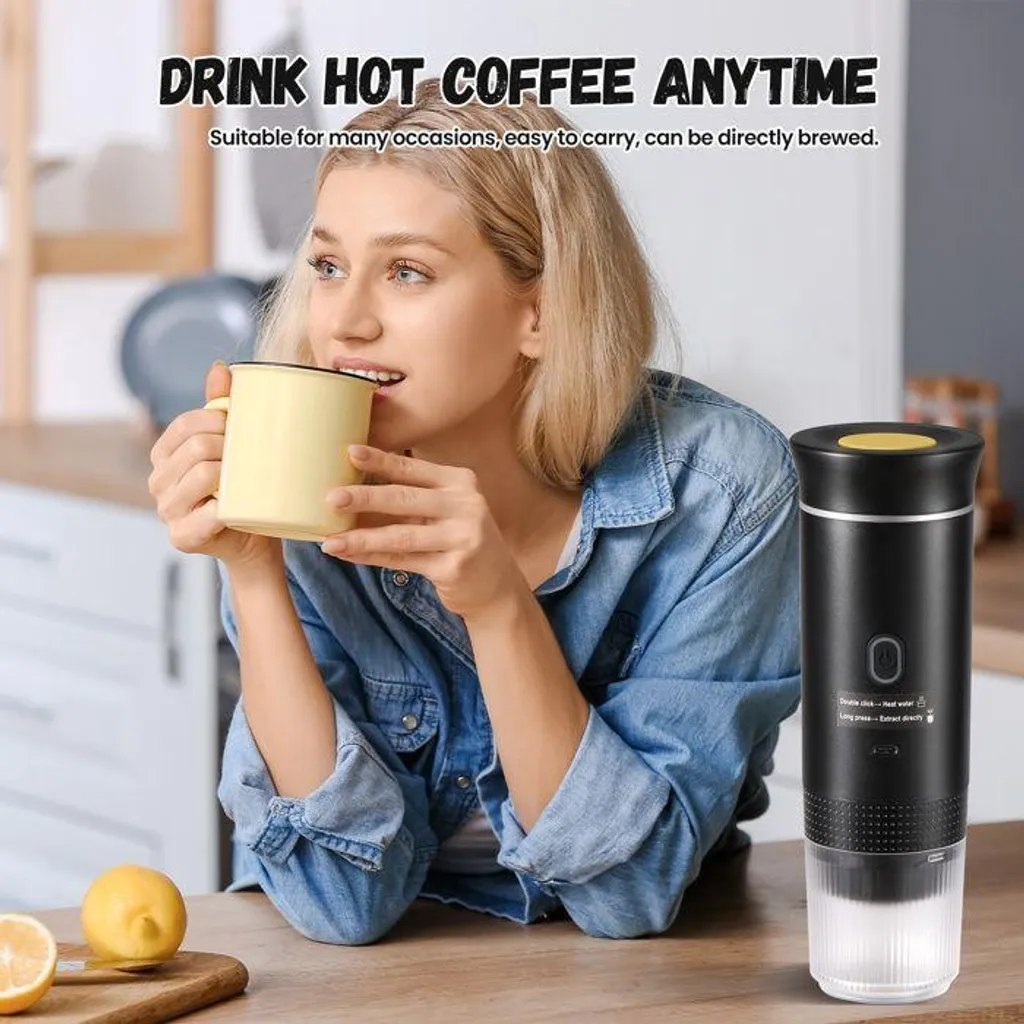 Eine blonde Frau im Jeanshemd trinkt aus einer gelben Tasse neben einer tragbaren Kaffeemaschine.