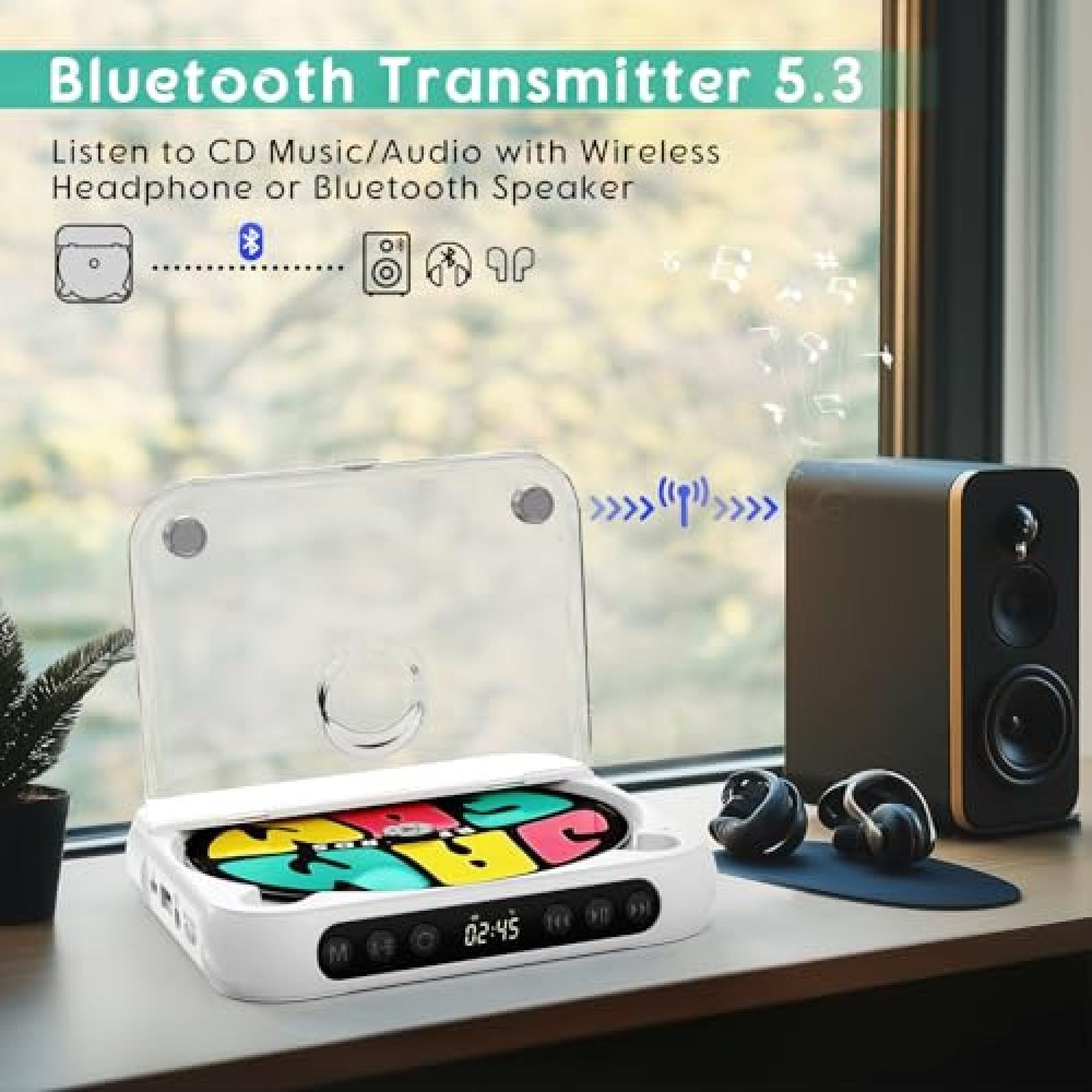 Tragbarer CD-Player mit Bluetooth 5.3 auf Fensterbank, verbunden mit Lautsprecher und Kopfhörern.