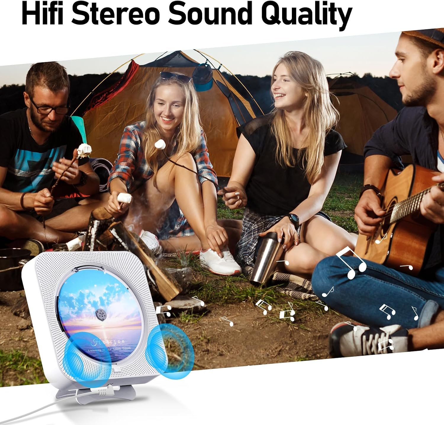 Freunde campen an Zelten, rösten Marshmallows und spielen Gitarre, während ein weißer CD-Player Musik spielt.