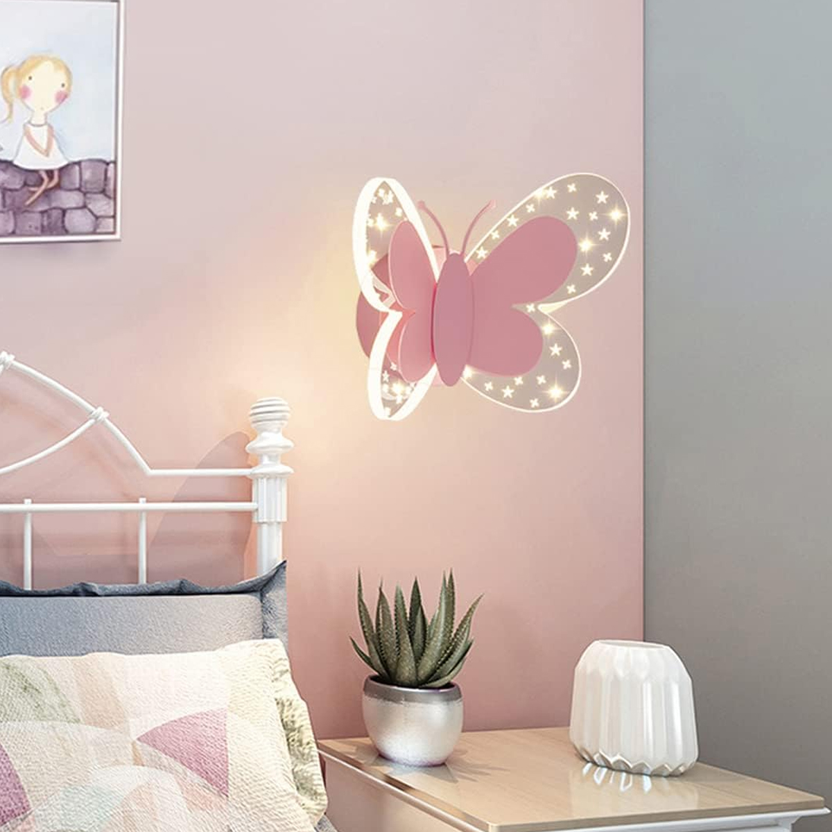 Rosa Schmetterlingswandlampe über einem Bett mit einer Topfpflanze und einer weißen Vase auf dem Nachtisch.