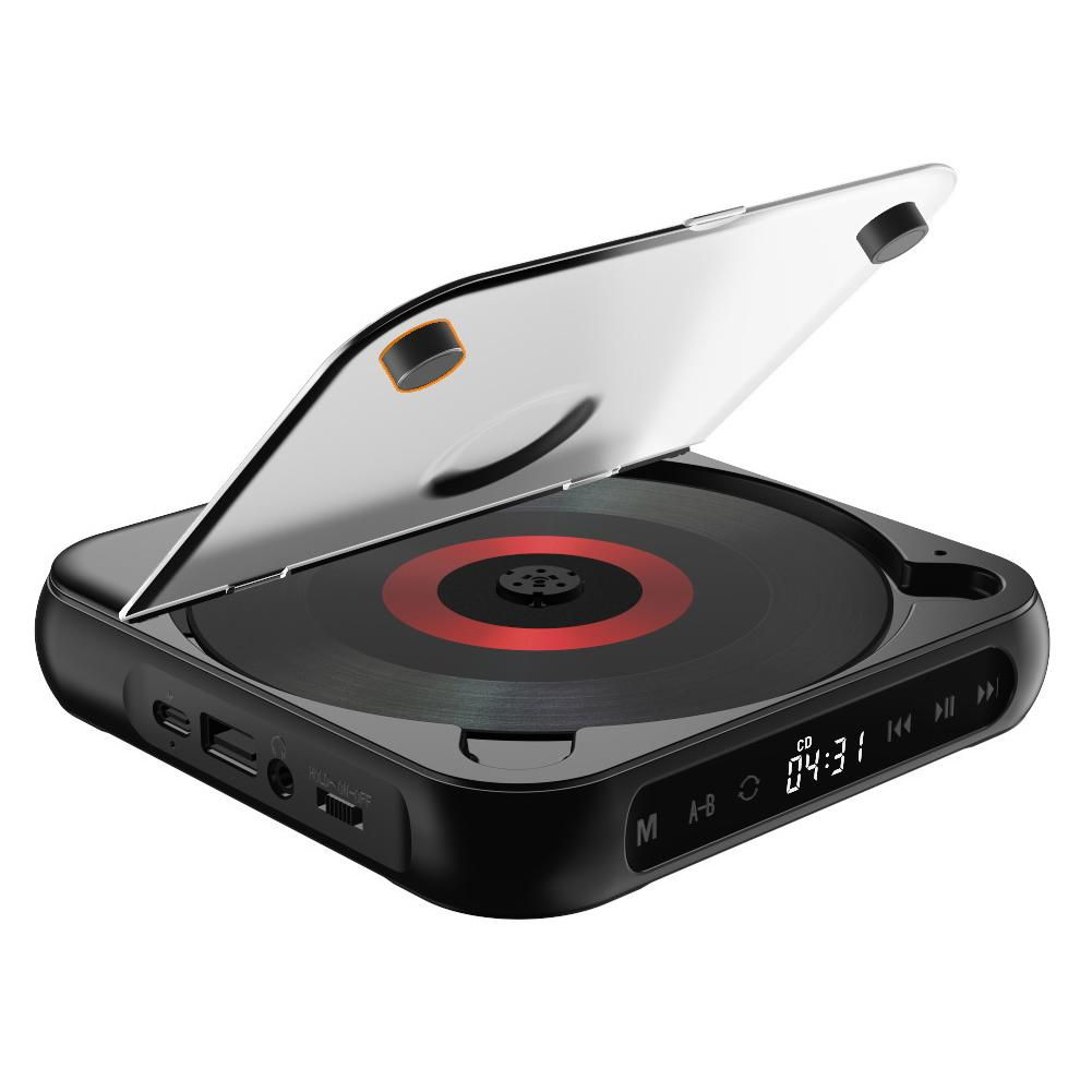 Ein schwarzer tragbarer CD-Player mit geöffnetem transparentem Deckel, einer rot-schwarzen Disc und Digitalanzeige.