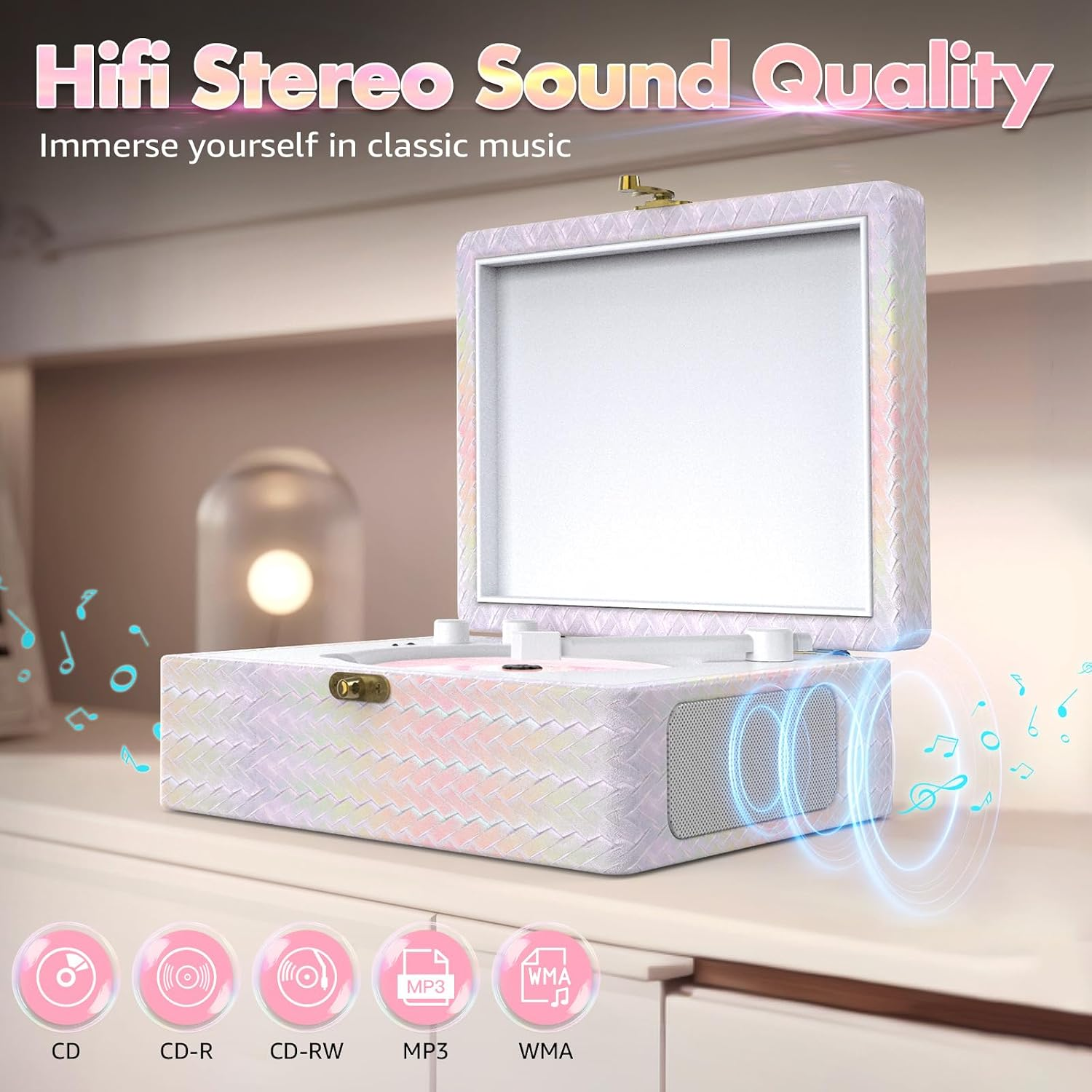 Ein pastellrosa, kastenforemiger CD-Player steht auf einer weissen Oberflaeche mit schwebenden Noten und Schallwellen.
