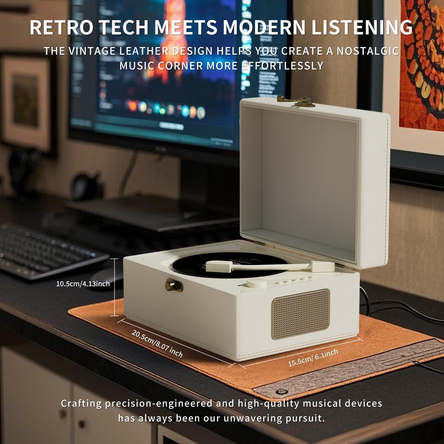 Ein weißer Vintage-Plattenspieler auf einem Schreibtisch mit Texten über Retro-Technik.