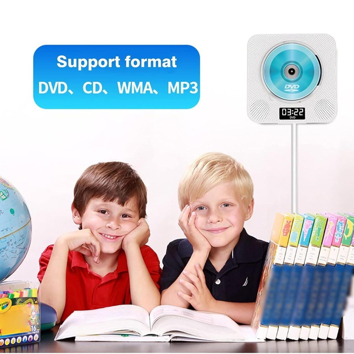 Zwei lächelnde Jungen lesen an einem Schreibtisch neben einem Globus ein Buch, darüber ein DVD-Player.