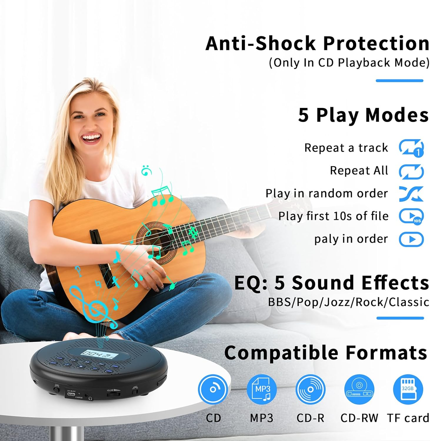 Eine blonde Frau lächelt, sitzt auf einem Sofa und hält eine Gitarre, während ein tragbarer CD-Player auf dem Tisch davor steht.