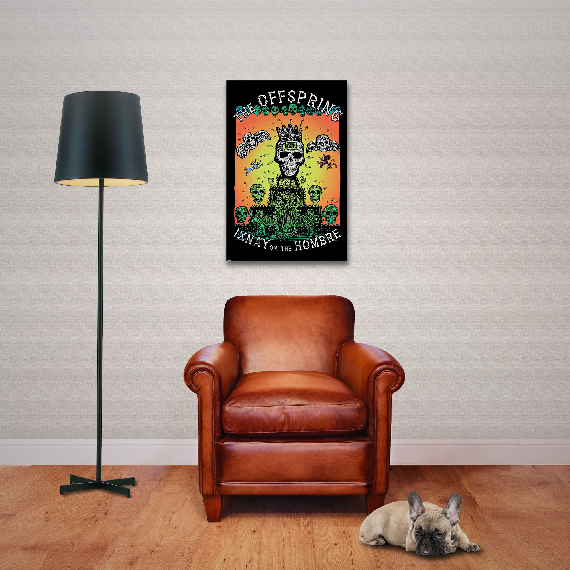 Ein brauner Ledersessel, eine Stehlampe und ein poster mit Totenköpfen an der Wand. Ein Hund liegt auf dem Holzfußboden.