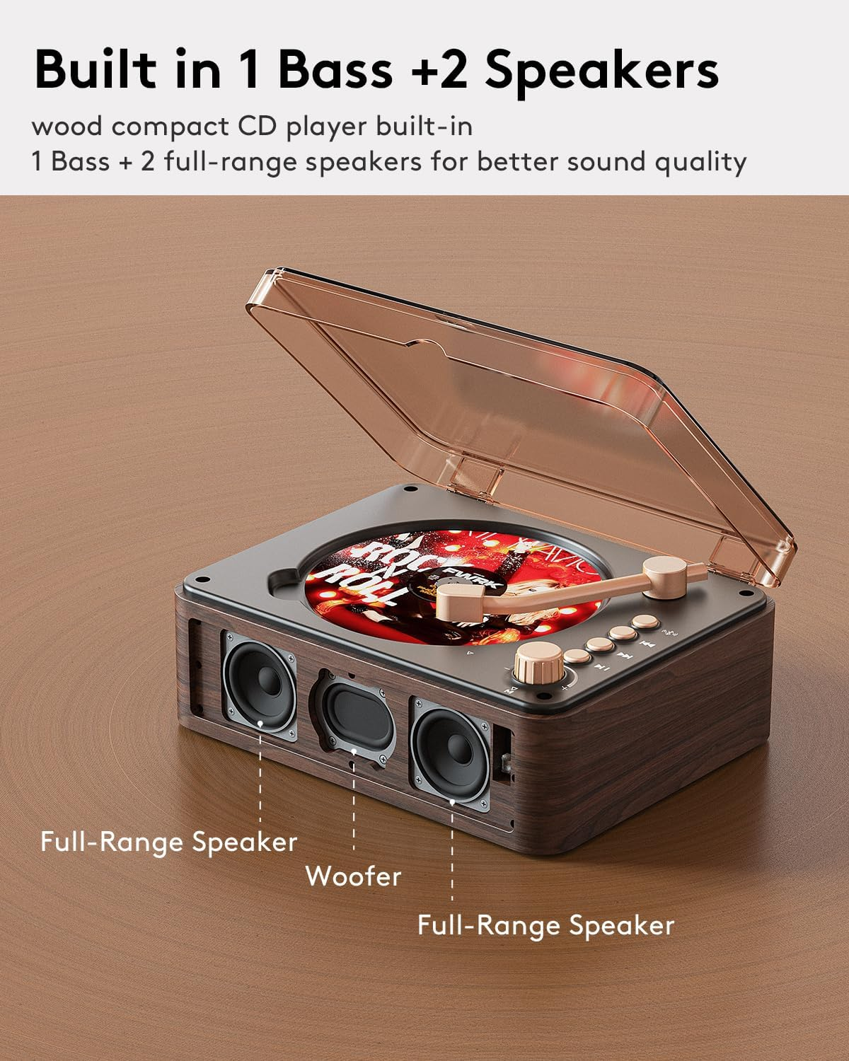 Ein hölzerner CD-Player mit geöffnetem Deckel, drei Lautsprechern vorne und Text über Soundqualität.