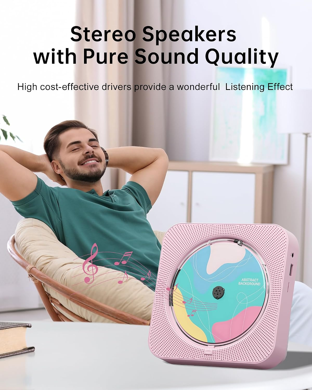 Ein Mann entspannt in einem Sessel, während ein pinker CD-Player im Vordergrund Musik spielt.