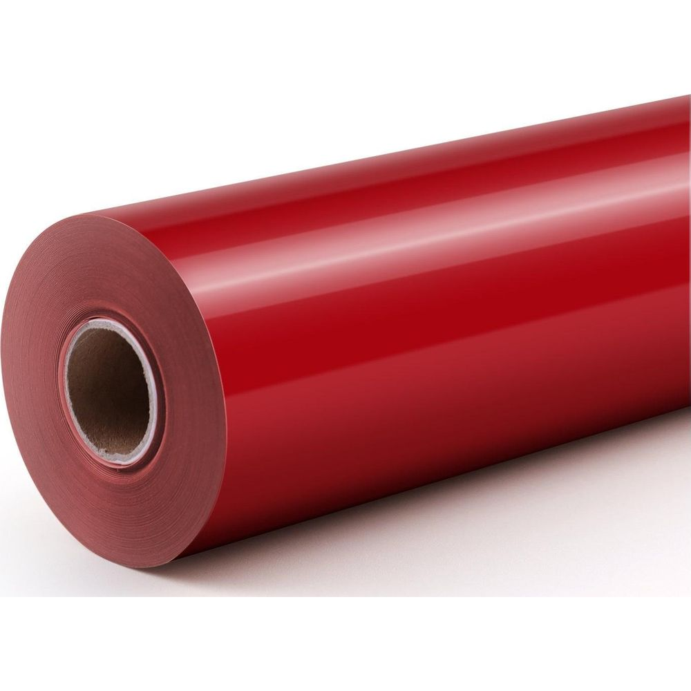 Eine große Rolle aus glänzendem rotem Vinylmaterial auf weißem Hintergrund.