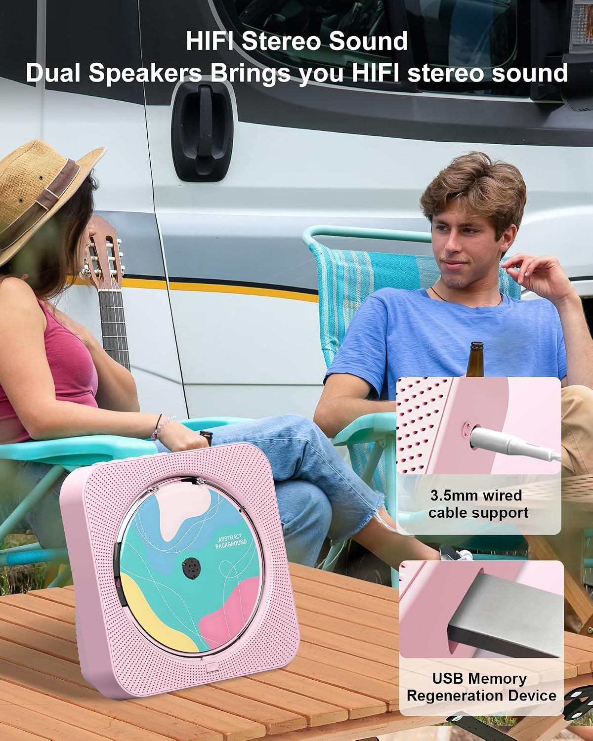 Ein rosafarbener CD-Player steht auf einem Tisch vor zwei entspannten Menschen und einem Campingbus.
