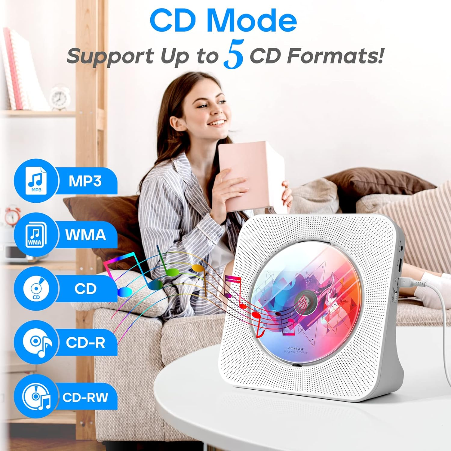 Eine Frau entspannt auf einem Sofa, während ein weißer CD-Player auf einem Tisch Noten zeigt.