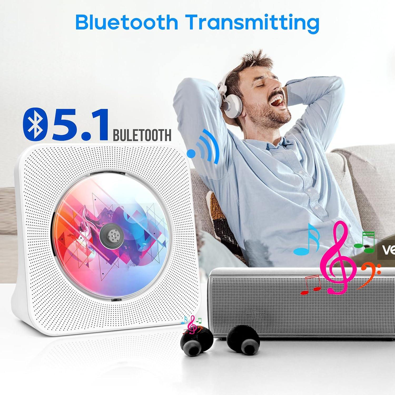 Ein Mann hört mit Kopfhörern Musik, davor ein CD-Player und Lautsprecher.