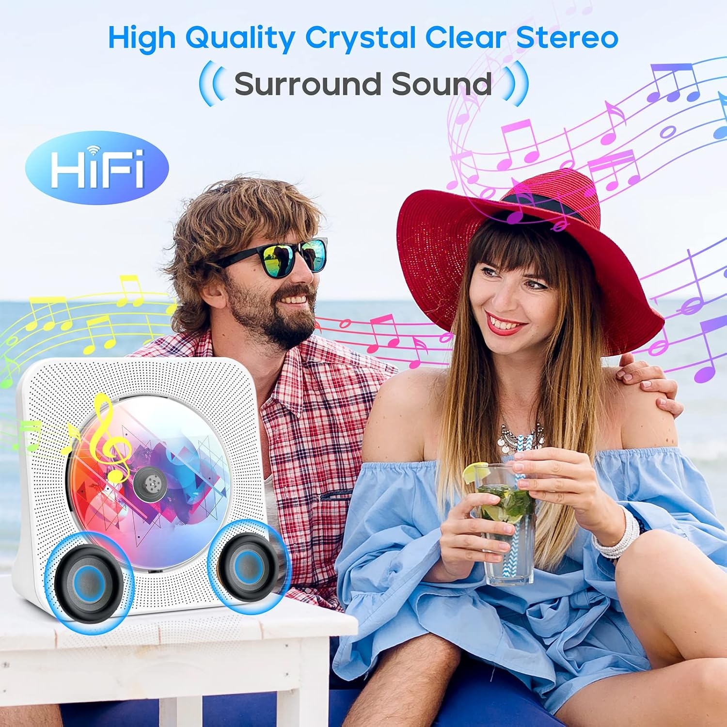 Ein glückliches Paar am Strand neben einem tragbaren CD-Player mit Surround-Sound.