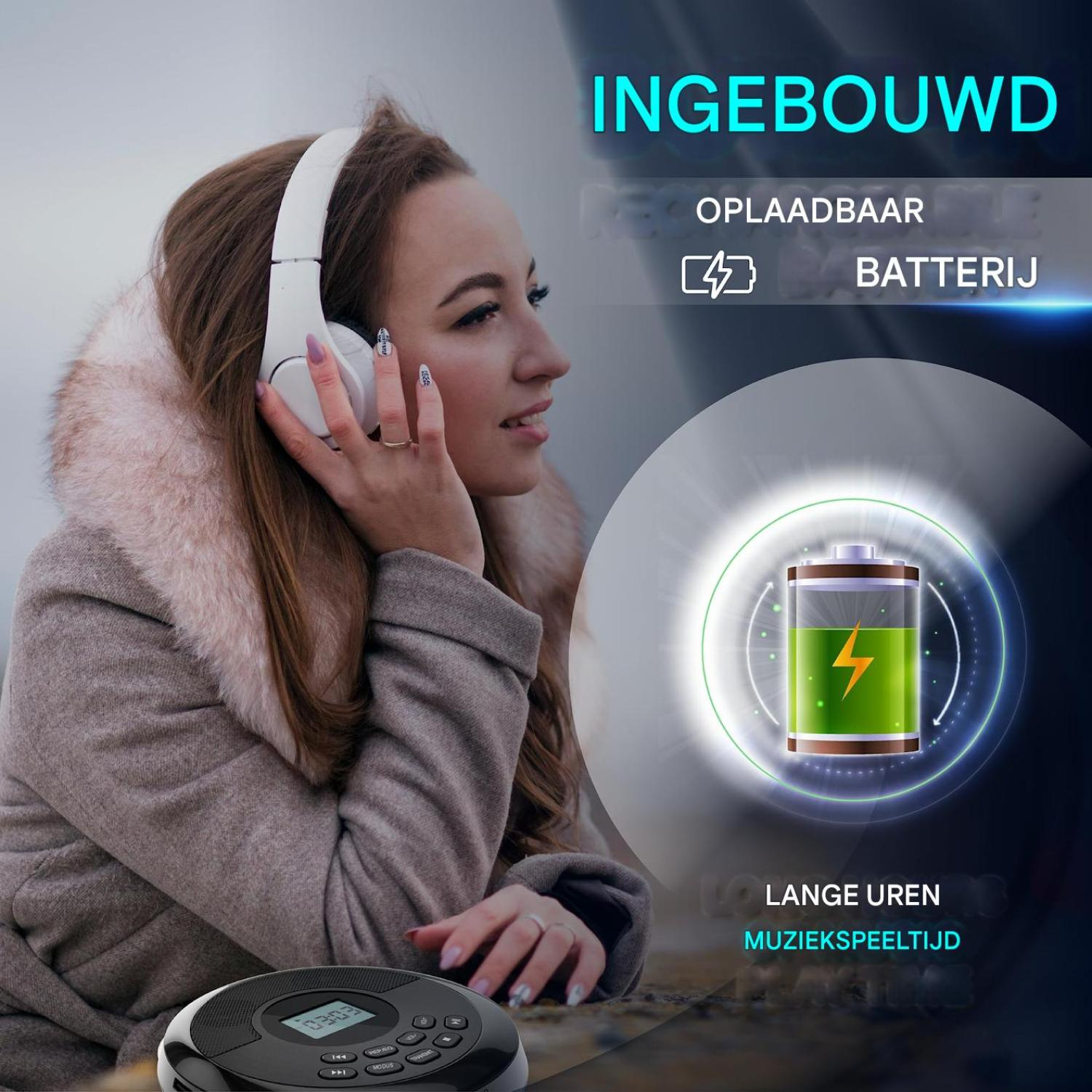 Eine Frau mit weißen Kopfhörern und beigem Mantel sitzt neben einem CD-Player mit Batterie-Symbol.